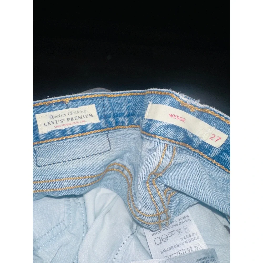 WB2 Levi's Premium Wedgie Fit Jeans Size 27 Light Wash Distressed Hem‎